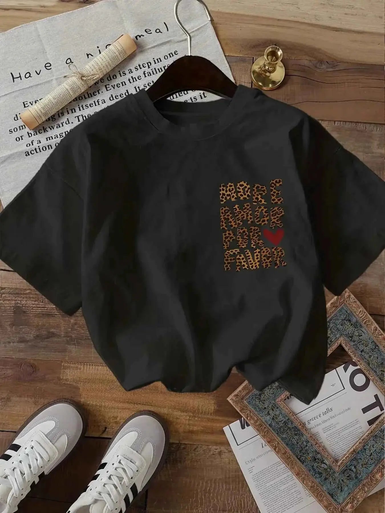 T-shirt Femme More Amor Por Favor avec motif léopard et cœur